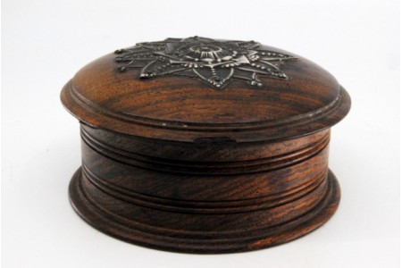 Guarda Joias em madeira com aplicação em prata na tampa em forma de flor